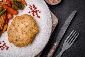 délicieux Frais frit haché poisson côtelettes avec épices et herbes photo