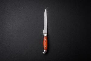 cuisine couteau fabriqué de acier sur une foncé texturé Contexte photo