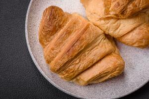 délicieux croustillant cuit sucré des croissants avec remplissage sur une céramique assiette photo