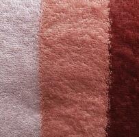 ai généré une très proche en haut photo de une en tissu texture avec rouge et marron Couleur tons,