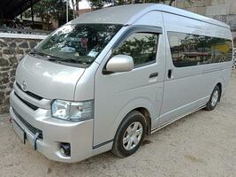 batang, décembre 21 2023. moderne argent minibus. véhicule pour livraison et Voyage. photo