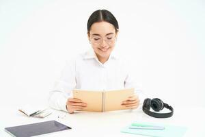 image de travailleur étudiant, asiatique femme dans des lunettes en étudiant, en portant carnet de notes, travail sur projet, isolé plus de blanc Contexte photo