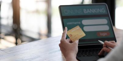 paiement en ligne, mains de femme tenant une carte de crédit et utilisant un ordinateur portable pour faire des achats en ligne avec une tonalité de filtre vintage photo