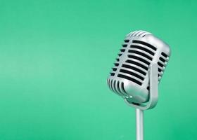 microphone rétro avec copie espace sur fond vert photo