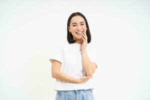 content Jeune moderne fille, en riant et souriant, posant isolé sur blanc Contexte photo