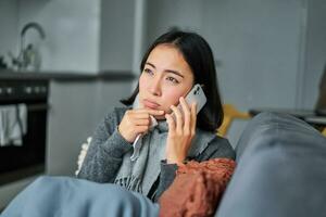 portrait de malade femme appel sa médical clinique, téléphone appel rendez-vous avec généraliste, pris du froid et séjours à Accueil photo