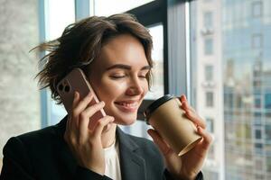 portrait de femme d'affaires en buvant sa café dans bureau, à la recherche à l'extérieur fenêtre et parlant sur téléphone avec client, répondre une appel photo