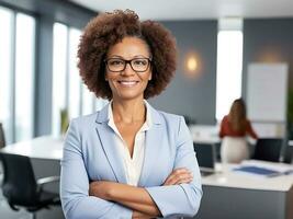 ai généré une souriant affaires afro affaires femme PDG portant des lunettes content milieu vieilli affaires femme PDG debout. souriant mature sur de soi professionnel exécutif directeur photo