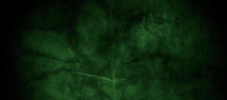 mur fissuré brumeux vert foncé effrayant pour le fond photo
