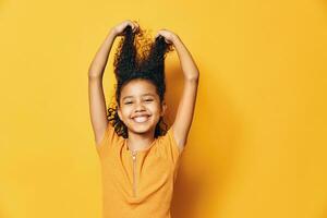 femme frisé noir fille mode femelle enfant cheveux Jeune fille Contexte beauté portrait expression photo