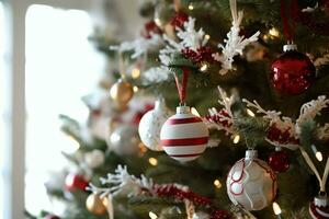 confortable vivant pièce avec magnifique Noël arbre et rouge cadeaux dans moderne intérieur. intérieur de vivant pièce décoré pour joyeux Noël avec chaussettes, cadeau des boites et Noël accessoires par ai généré photo