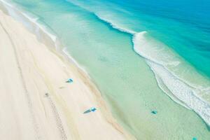 ai généré aérien vue de le tropical plage et océan. pro photo