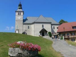 une église avec une clocher photo