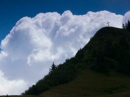 une colline avec une traverser sur Haut de il photo