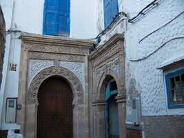 une bâtiment avec une porte et une fenêtre photo