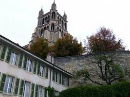 une grand bâtiment avec une l'horloge la tour photo