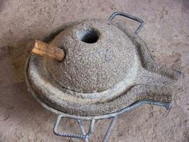 une grand pierre cuisine pot avec une en bois manipuler photo