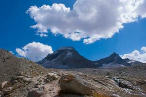 une rocheux Montagne photo