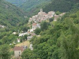 une petit ville entouré par des arbres photo