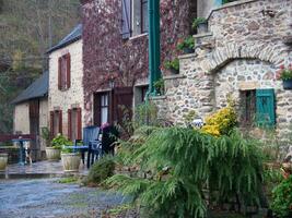 une bâtiment avec une vert plante sur il photo