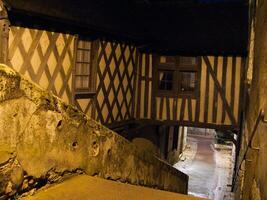 une bâtiment avec une escalier photo