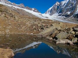 une Montagne avec une réflexion photo