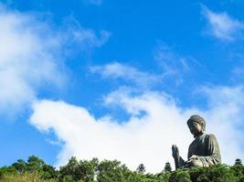 Statue de bouddha géant et monastère de po lin à hong kong, île de lantau en chine photo