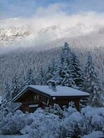 une neigeux Montagne photo