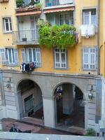 une bâtiment avec une balcon photo