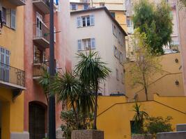 une bâtiment avec une balcon photo