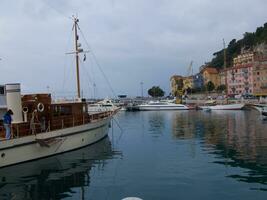 le bateau est blanc photo