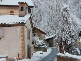 une neigeux Montagne photo