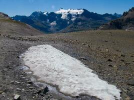 une grand Montagne intervalle photo