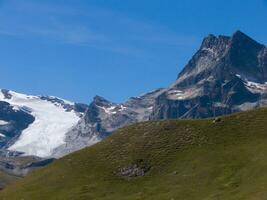 une Montagne avec neige sur il photo