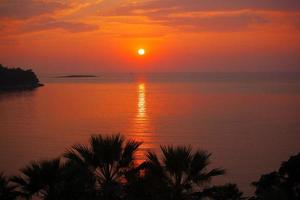 paysage marin tropical avec le coucher du soleil photo