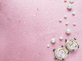 rose Contexte avec perles et des roses. Haut vue avec copie espace photo