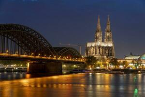 eau de Cologne cathédrale et hohenzollern pont dans le soir photo
