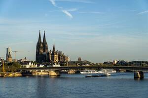 vue de eau de Cologne ville centre et le Rhin rivière photo