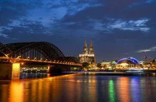 eau de Cologne cathédrale et hohenzollern pont dans le soir photo