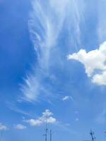 fond de ciel bleu avec des nuages blancs photo