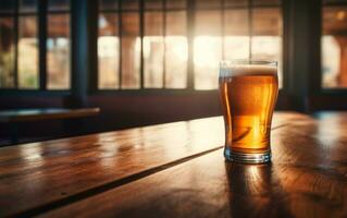 ai généré verre de Frais et du froid Bière plus de agréable en bois table à bar avec lumière du soleil de la fenêtre. encore la vie photo de Bière pour produit présentation avec copie espace. ai généré