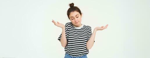 je ne pas savoir. Aucune idée Jeune femme haussant les épaules épaules, regards confus, des stands contre blanc studio Contexte photo