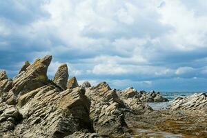 basalte rochers sur le mer côte, cap stolbchaty sur kunashir île photo