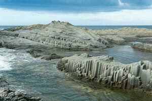 côtier paysage marin avec magnifique de colonne basalte rochers à faible marée photo