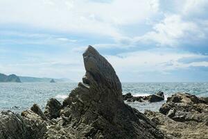 rochers formé par solidifié lave contre une flou côtier paysage marin photo