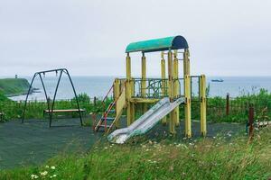 vieux terrain de jeux sur un île par le mer photo