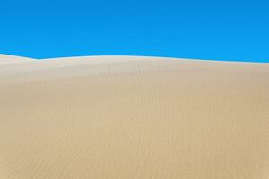 désert paysage, le sable dunes en dessous de bleu ciel photo