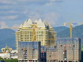 la tour grue en fonctionnement à développement placer, ville, grue et construction avec appartement bâtiments, propriété développement, Infrastructure, Urbain paysage, civil ingénierie, casino bâtiments dans Laos photo