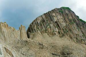 incroyable paysage de de colonne volcanique basalte sur le île de kunashir photo