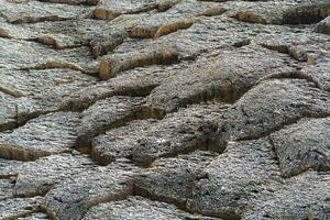 Naturel pierre arrière-plan, le restes de lave basalte Colonnes forme une texturé graphique surface photo